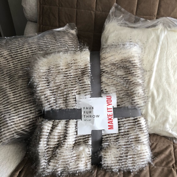 Other - NWOT Set of decorative pillow and throw blanket